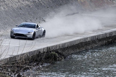 aston martin db10 river tiber rome spectre chase