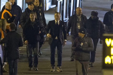 spectre car chase night rome 3