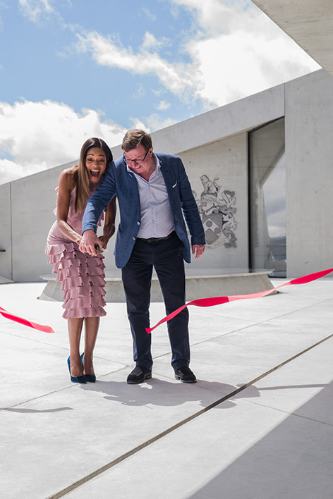 Naomie Harris opens 007 Elements solden austria