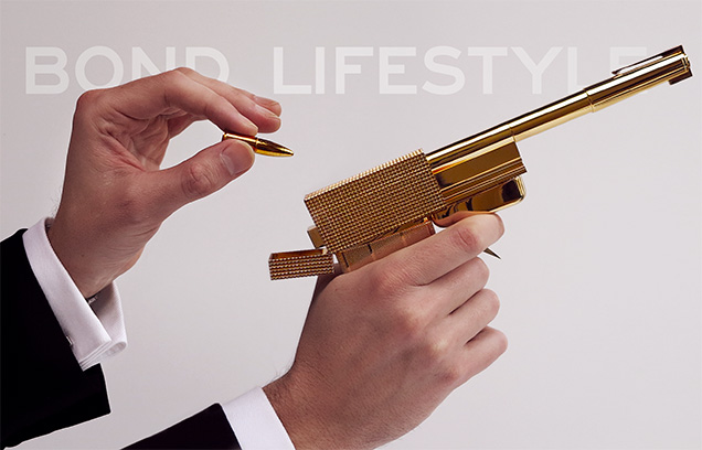 photo © Bond Lifestyle The Golden Gun is one of the most famous movie weapons. In the photo: the Factory Entertainment Golden Gun prop replica