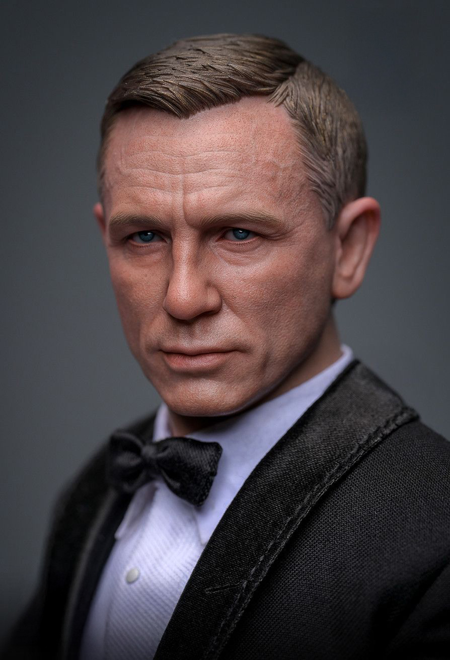 Hot Toys Daniel Craig James Bond figure close eyes