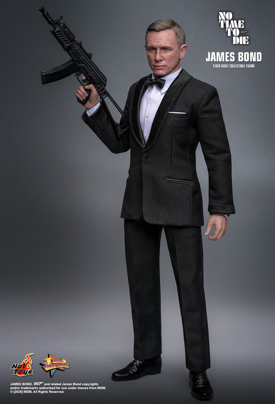 Hot Toys Daniel Craig James Bond figure tuxedo