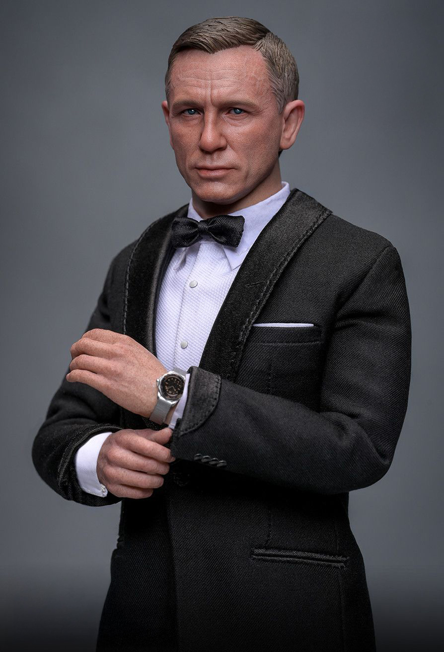 Hot Toys Daniel Craig James Bond figure wristwatch